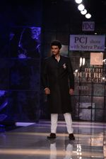 Arjun Kapoor walk for Masaba-Satya Paul for PCJ Delhi Couture Week on 2nd Aug 2013 (49).JPG